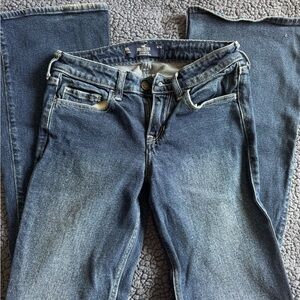 Women’s Hollister jeans, 
Low rise flare
00L